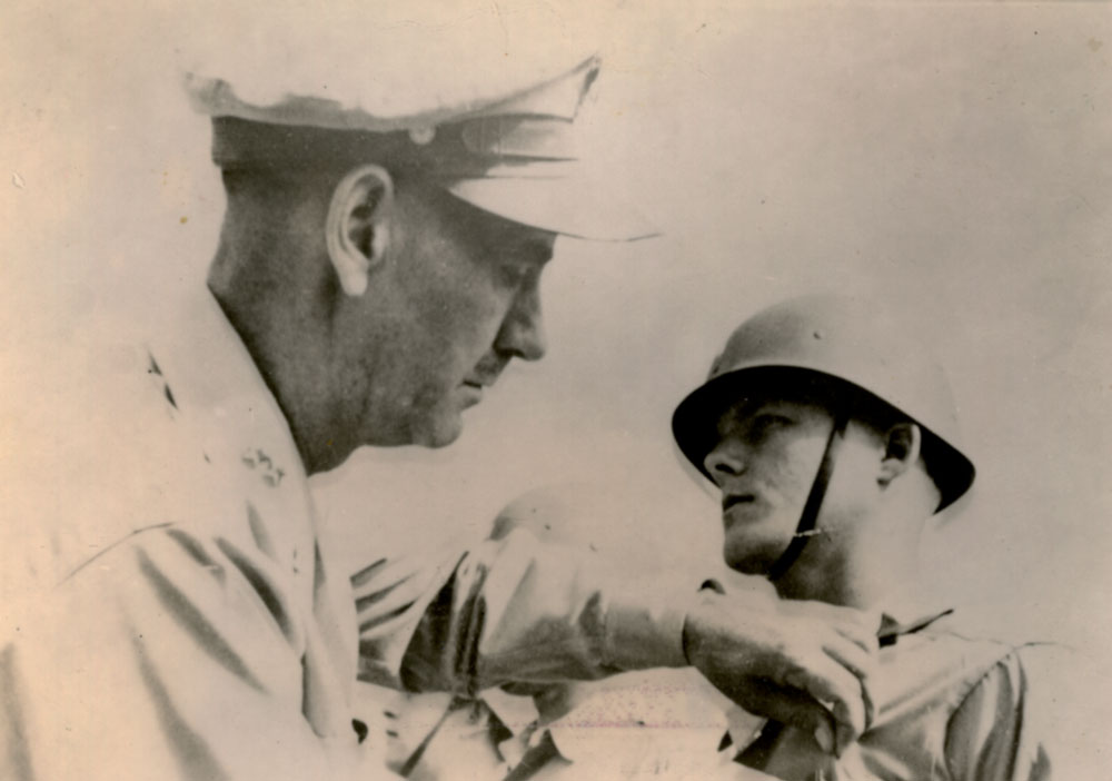 Dan Noorlander receiving the Distinguished-Service Cross